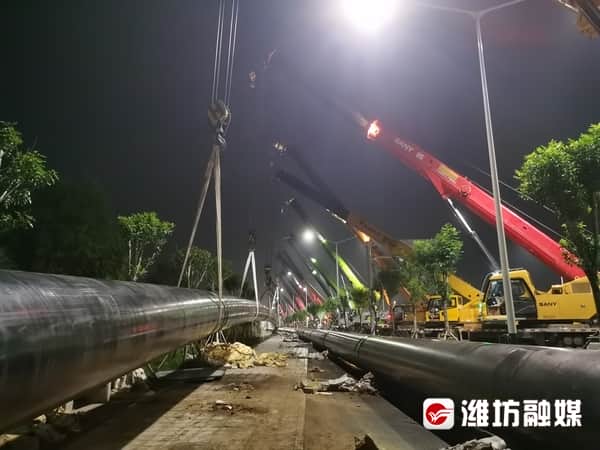 壮观!50台大吊车一起“拖管”跨街
