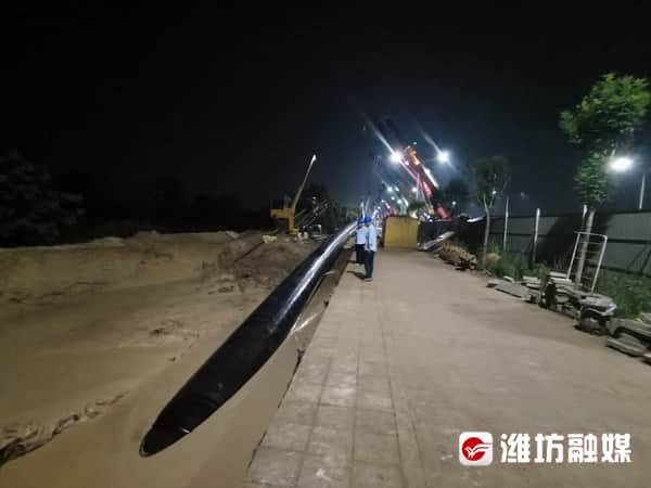 壮观!50台大吊车一起“拖管”跨街