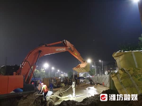 壮观!50台大吊车一起“拖管”跨街