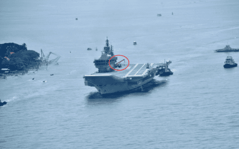 印度新航母海试归来，甲板上不光有吊车，还忘记了建阻拦索