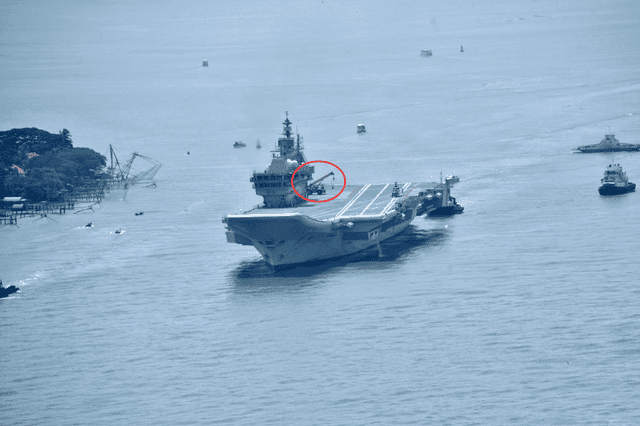 印度新航母海试归来，甲板上不光有吊车，还忘记了建阻拦索