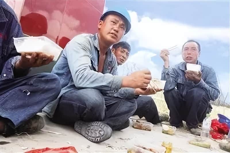 问世间吊车为何物?看吊装人的心酸累苦…