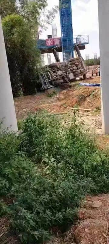 跳车失败：吊车司机意外被埋吊车下，生死未卜