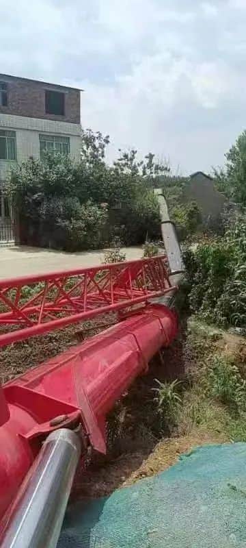 跳车失败:吊车司机意外被埋吊车下,生死未卜
