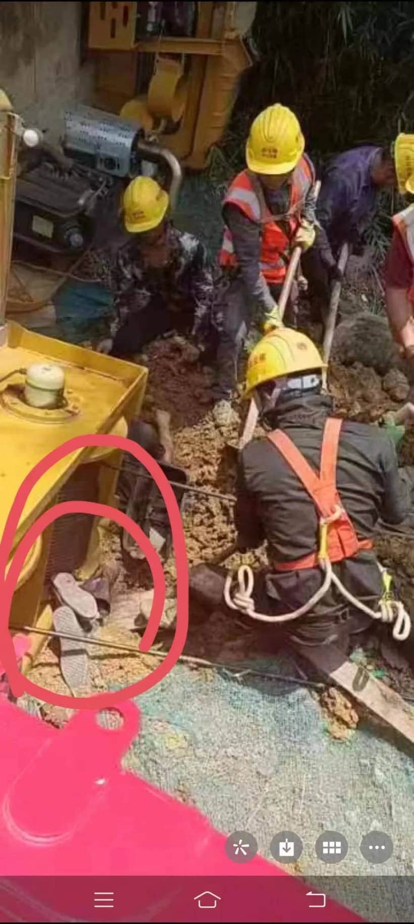 跳车失败:吊车司机意外被埋吊车下,生死未卜