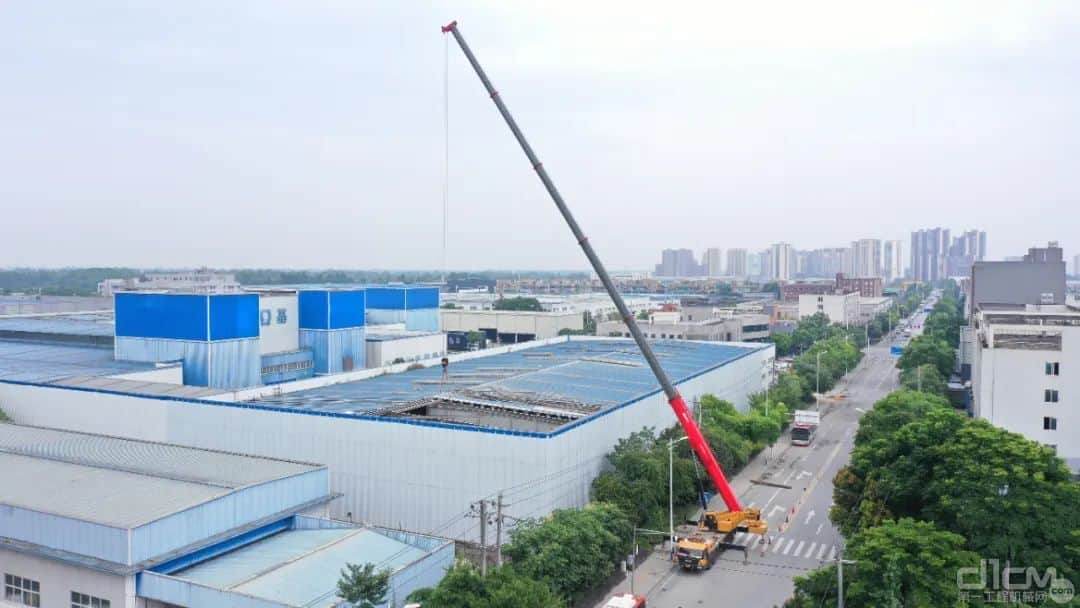 三一STC1000C7起重机,助力郫都老旧园区改造提前48小时完工
