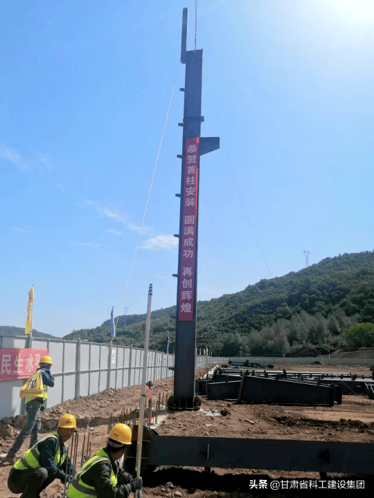 新进展!甘肃华亭工业园区建设工程B5厂房首吊成功