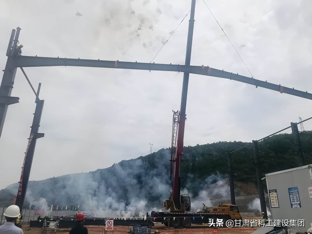 新进展!甘肃华亭工业园区建设工程B5厂房首吊成功