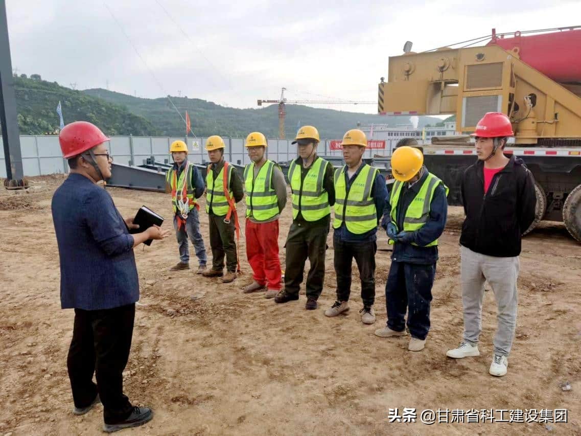 新进展!甘肃华亭工业园区建设工程B5厂房首吊成功