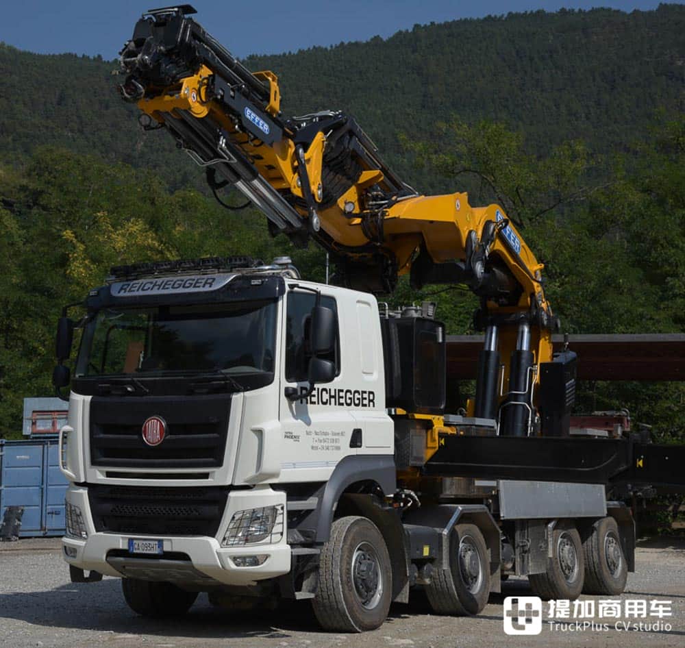 太脱拉底盘8x8驱动,这台越野随车吊的性能真暴力