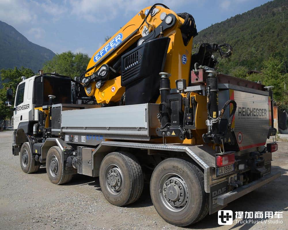 太脱拉底盘8x8驱动,这台越野随车吊的性能真暴力