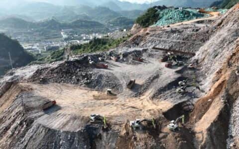 “移山天团”展雄风，中联重科挖掘机高效助建渝昆高铁