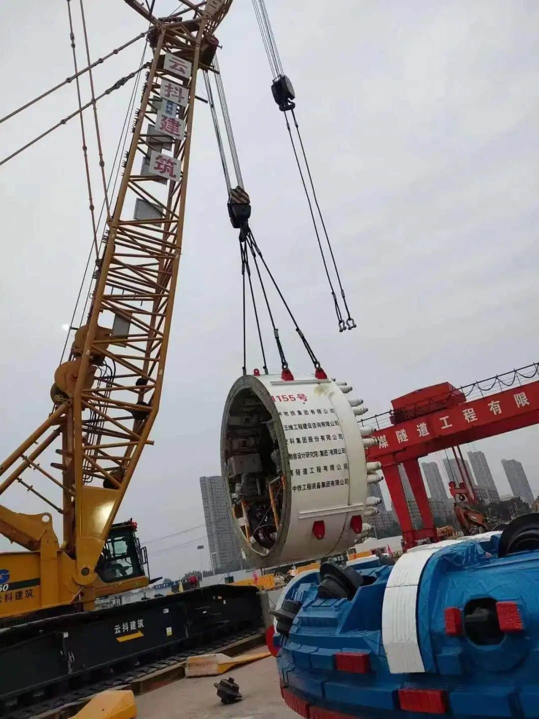 助力家乡建设,徐工履带起重机很给力