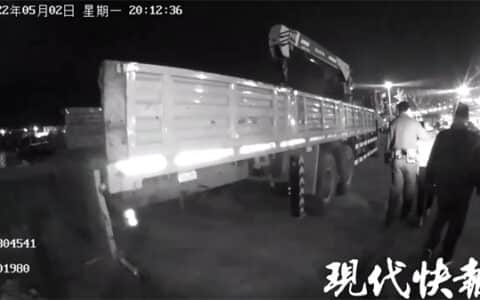 网逃人员冒充大老板，遥控指挥吊车帮他盗窃工地