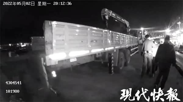 网逃人员冒充大老板，遥控指挥吊车帮他盗窃工地
