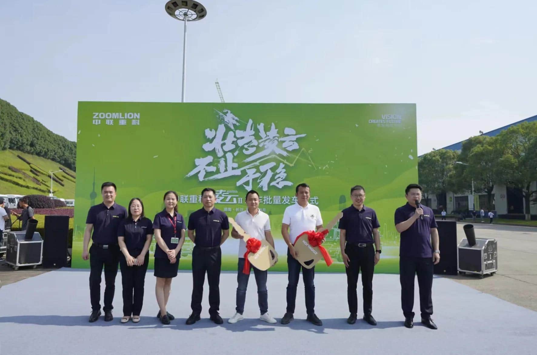 火热发货！中联重科70米泵车等“凌云Ⅱ”系列产品批量奔赴全国