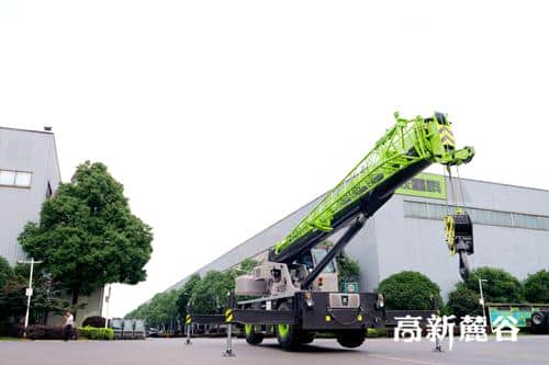 创纪录！中联重科发布全球首台纯电动越野轮胎起重机