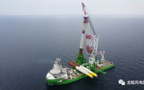 起重机事故后，这艘巨型海上风电船首秀成功