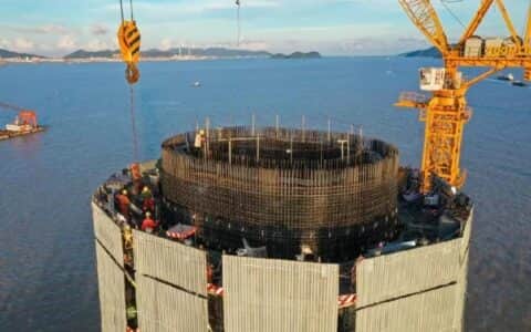 助建“跨海巨龙”，中联重科塔机挺立黄茅海海域