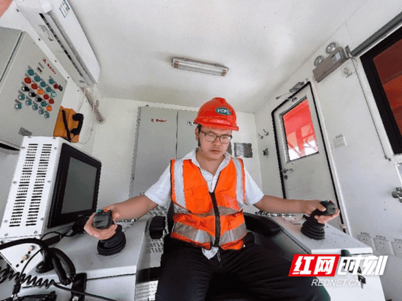 桥吊撑起工匠梦——记湖南“国企工匠”孙权