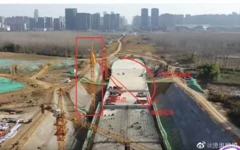 吊物绑扎不牢，空中滑落砸中下方人员，安全员涉嫌重大责任事故罪