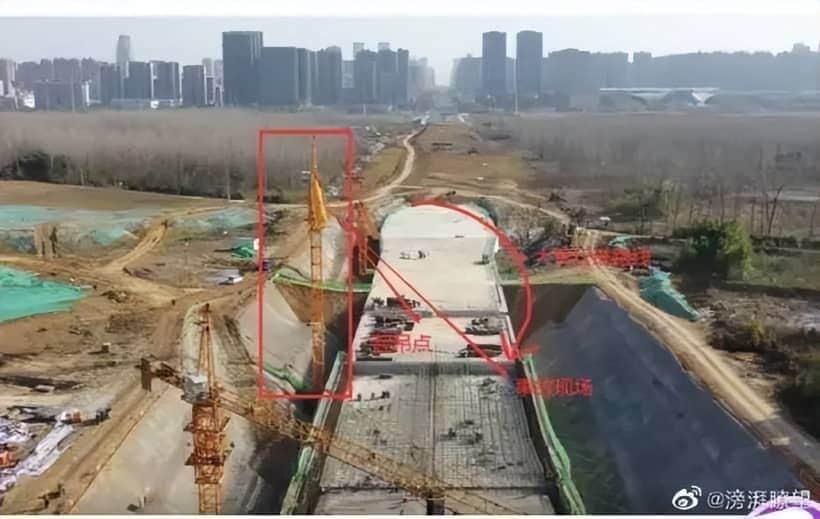 吊物绑扎不牢，空中滑落砸中下方人员，安全员涉嫌重大责任事故罪