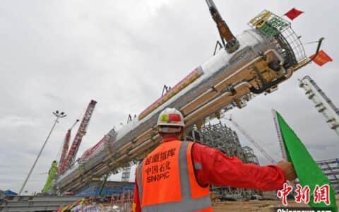 福建泉港：长百米超千吨重的石化设备顺利吊装
