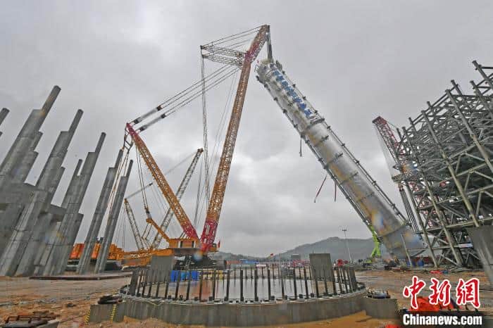 福建泉港:长百米超千吨重的石化设备顺利吊装