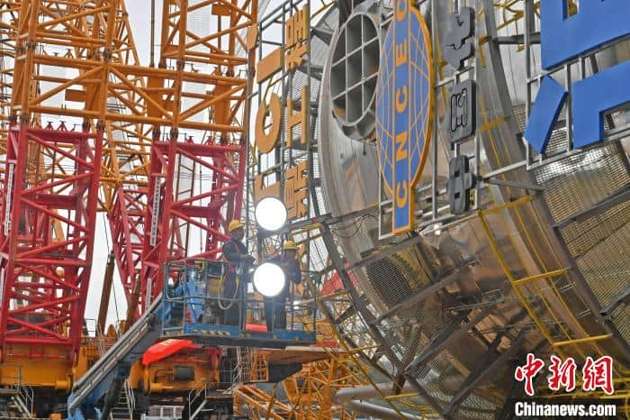 福建泉港:长百米超千吨重的石化设备顺利吊装
