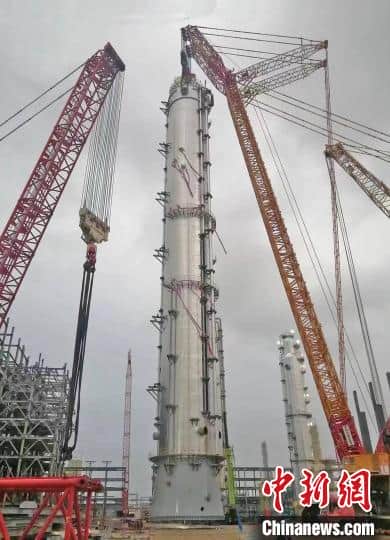 福建泉港:长百米超千吨重的石化设备顺利吊装