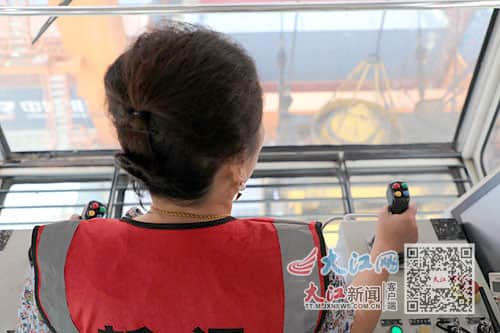 烈日下门吊司机:高处不胜“汗”