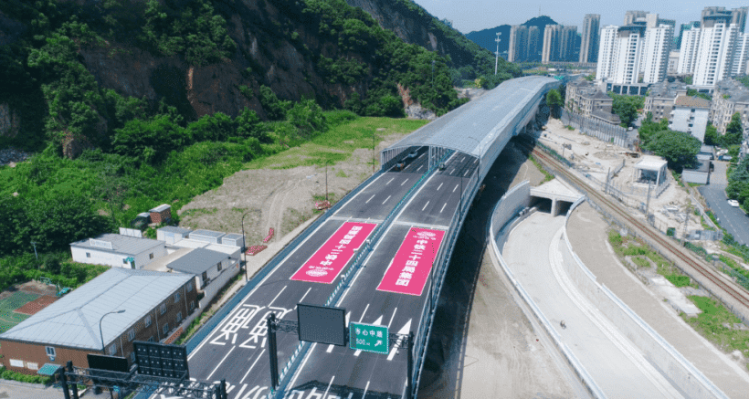 1250T履带吊助力杭州亚运会彩虹大道242.66吨箱梁吊装成功