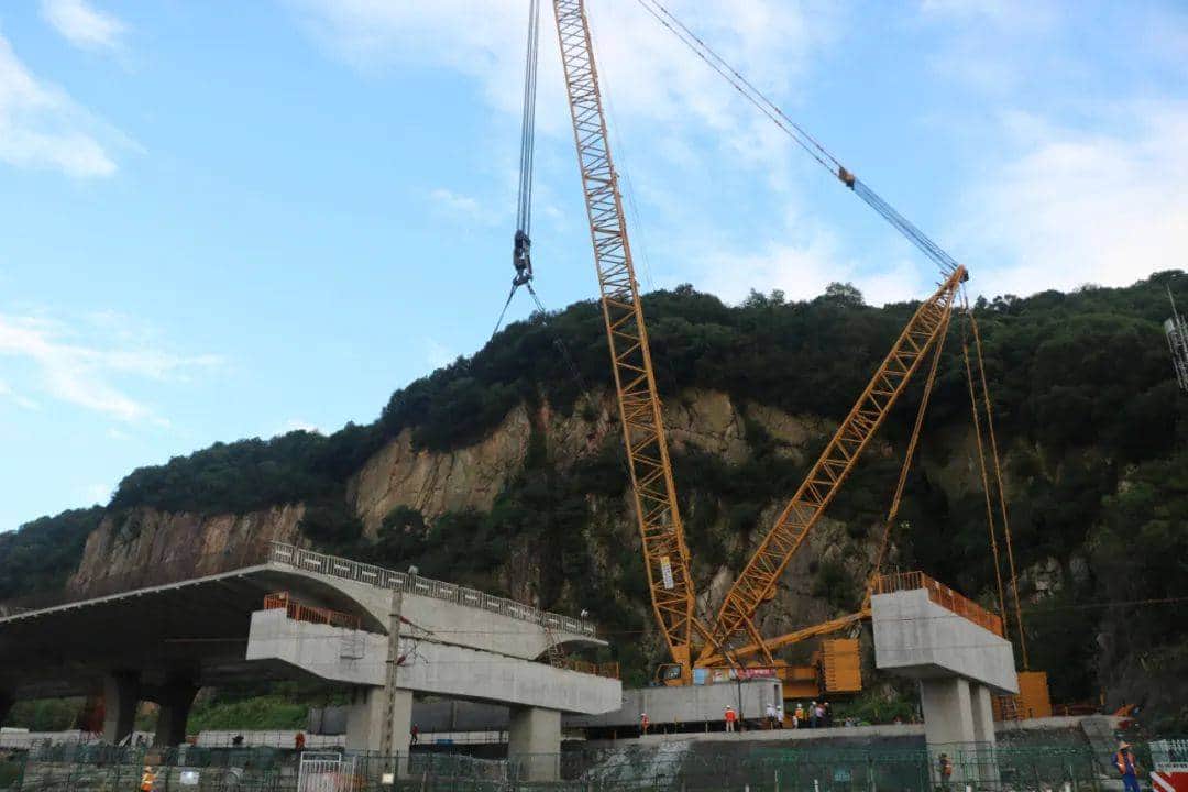 1250T履带吊助力杭州亚运会彩虹大道242.66吨箱梁吊装成功