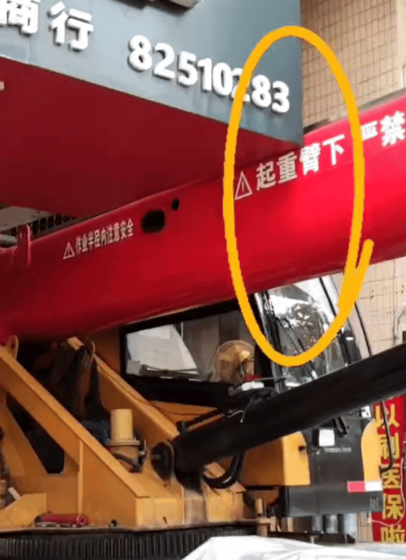 一钩挣3000! 窄路吊钩机,卡着缝儿打支腿