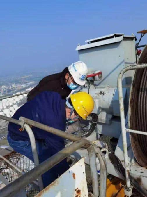 迎战高温“烤”验 | 七十多米,46℃高温!塔吊之上的“孤勇者”