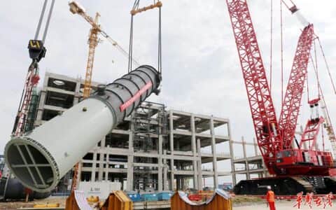 巴陵石化己内酰胺搬迁项目最大履带式起重机首吊成功