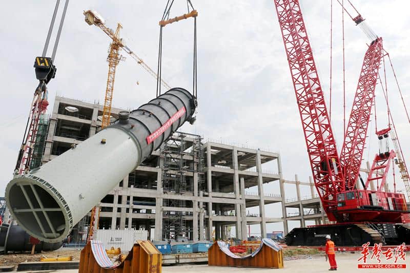 巴陵石化己内酰胺搬迁项目最大履带式起重机首吊成功