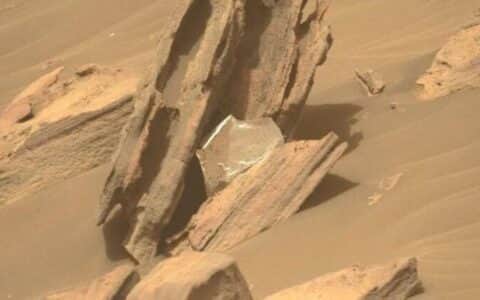 毅力号发现银色箔片，NASA大失所望，人类垃圾正影响火星探测