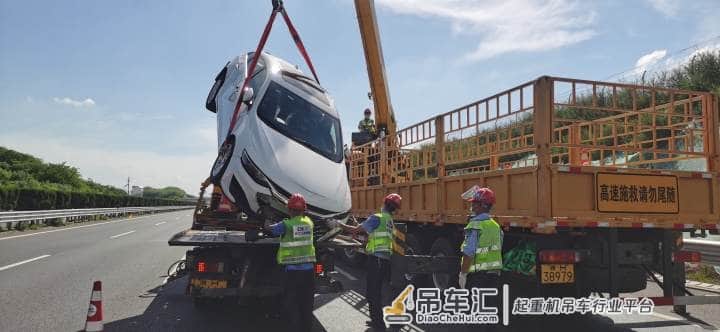 衢州高速人首次采用“拖吊双抬法“快速排除险情