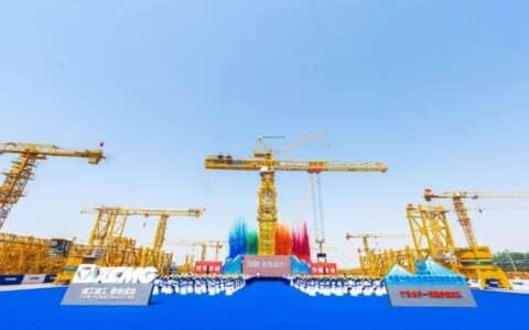 超大型塔式起重机在江苏省徐州市交付｜新华网