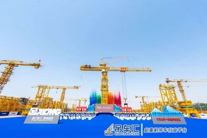 超大型塔式起重机在江苏省徐州市交付