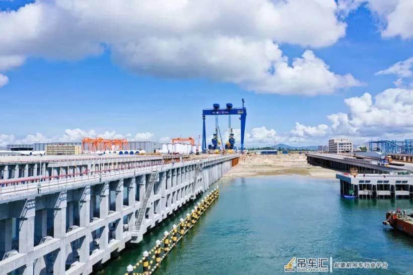 在国内最大海上风电母港,“河南造”2000T起重机大显身手