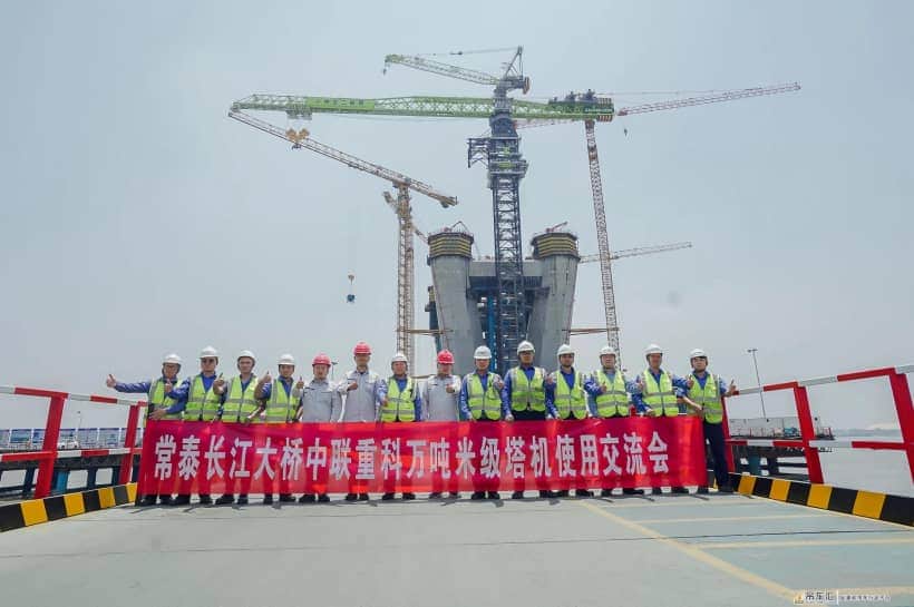 震撼!全球首台万吨米级塔机傲立长江 中联重科缔造速度质量双神话
