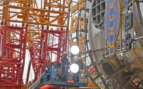 震撼！福建泉港1648吨丙烯丙烷分离塔完成吊装