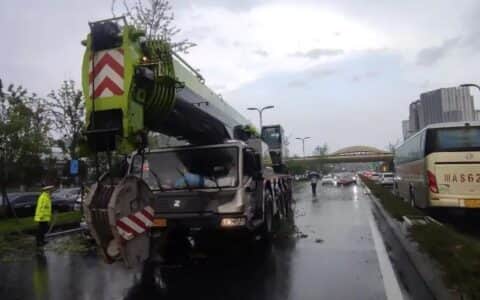 这三位吊车师傅，你们冒着狂风暴雨帮忙的事被“曝光”啦！