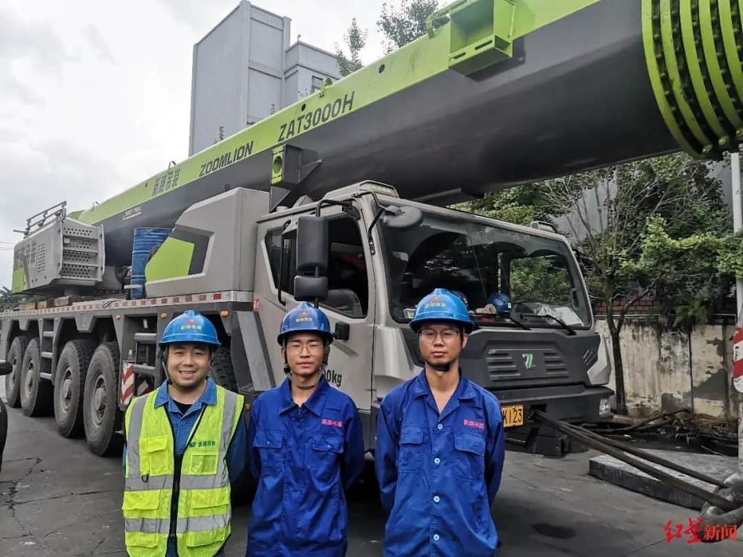 这三位吊车师傅,你们冒着狂风暴雨帮忙的事被“曝光”啦!