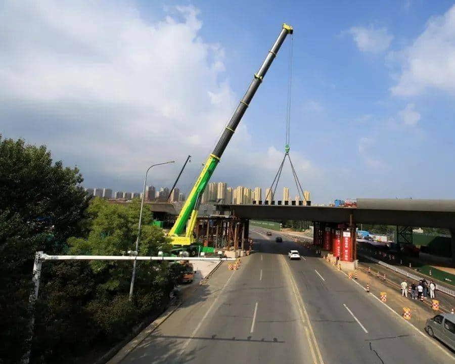 空中“搭积木”！中联重科起重机立交上跨钢箱梁毫米级精细吊装