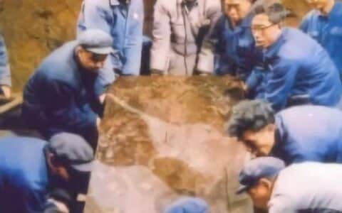 8块巨石堵住梁庄王墓门，起重机钢索绷断3根，神秘老头仅一招搞定