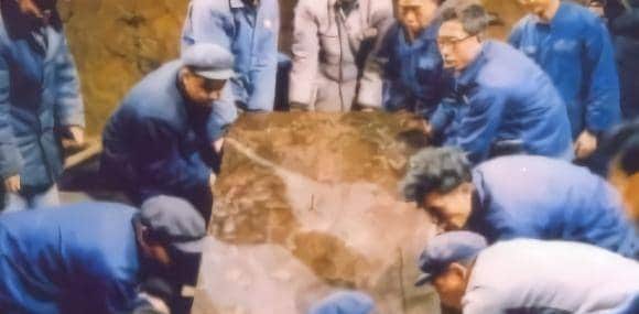 8块巨石堵住梁庄王墓门，起重机钢索绷断3根，神秘老头仅一招搞定