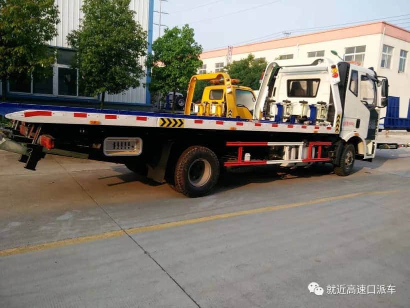 重庆市汽车脱困一般多少钱?400-9011-273拖车救援,吊车救援服务